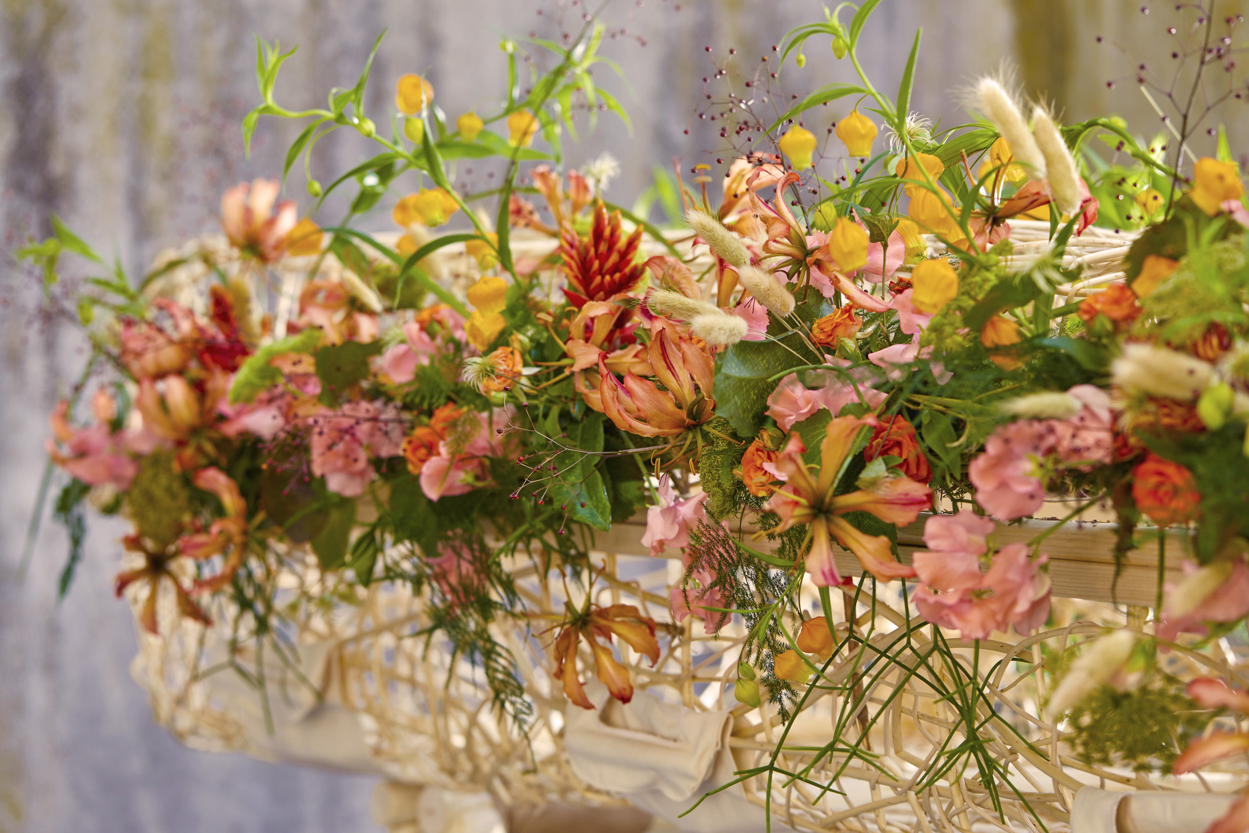 Kleurrijke bloemen bij kist