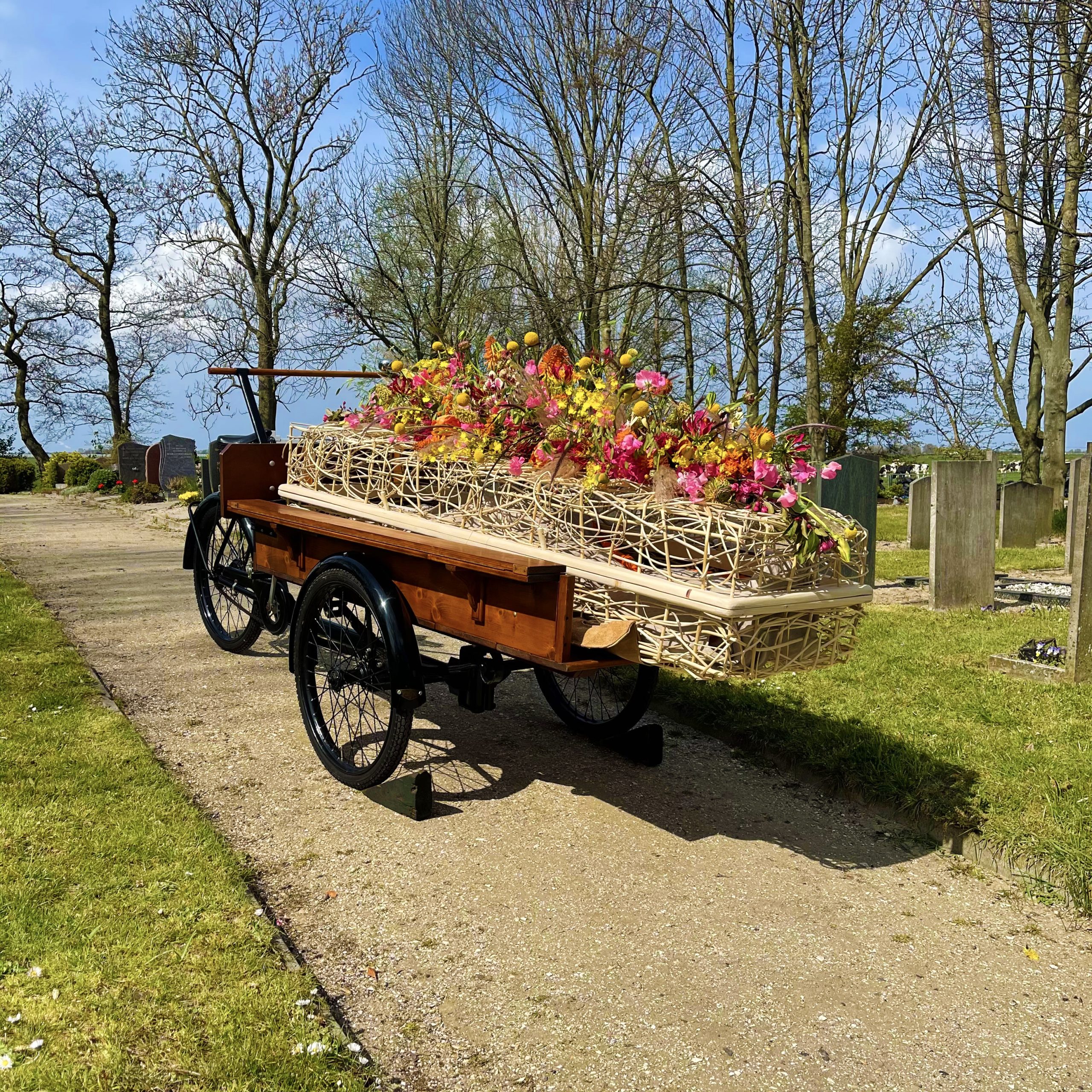 Kist met kleurrijke bloemen - TAMARA Uitvaartzorg
